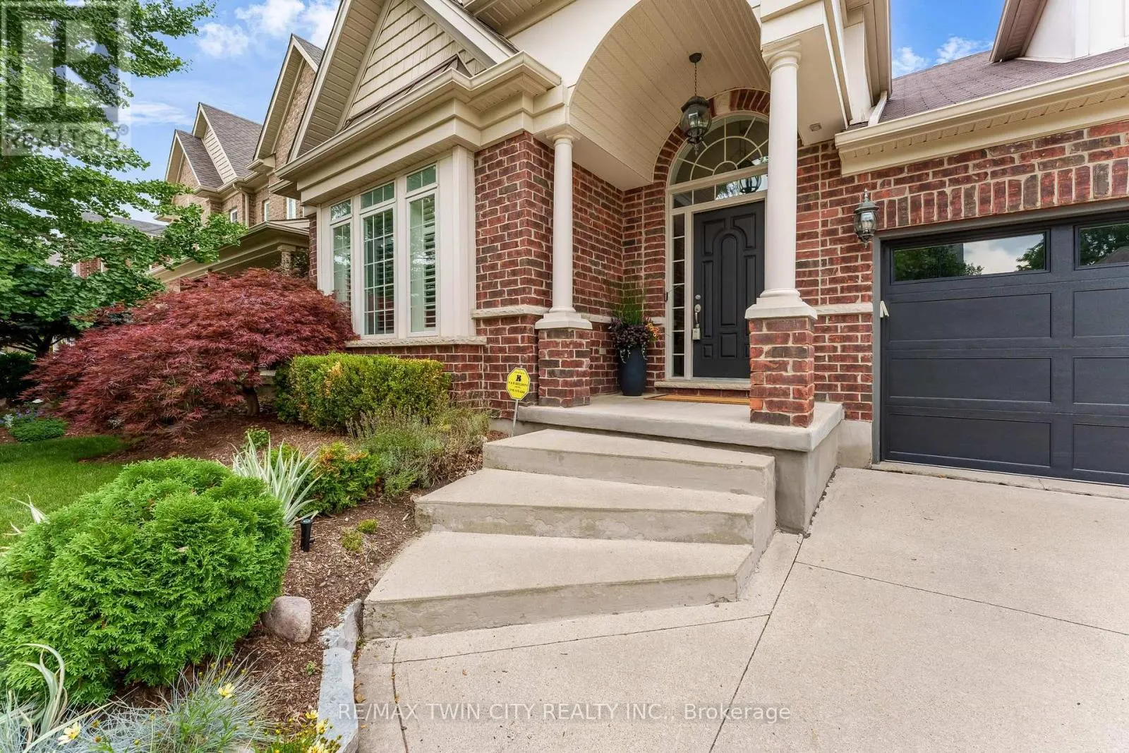 213 EDGEWATER CRESCENT