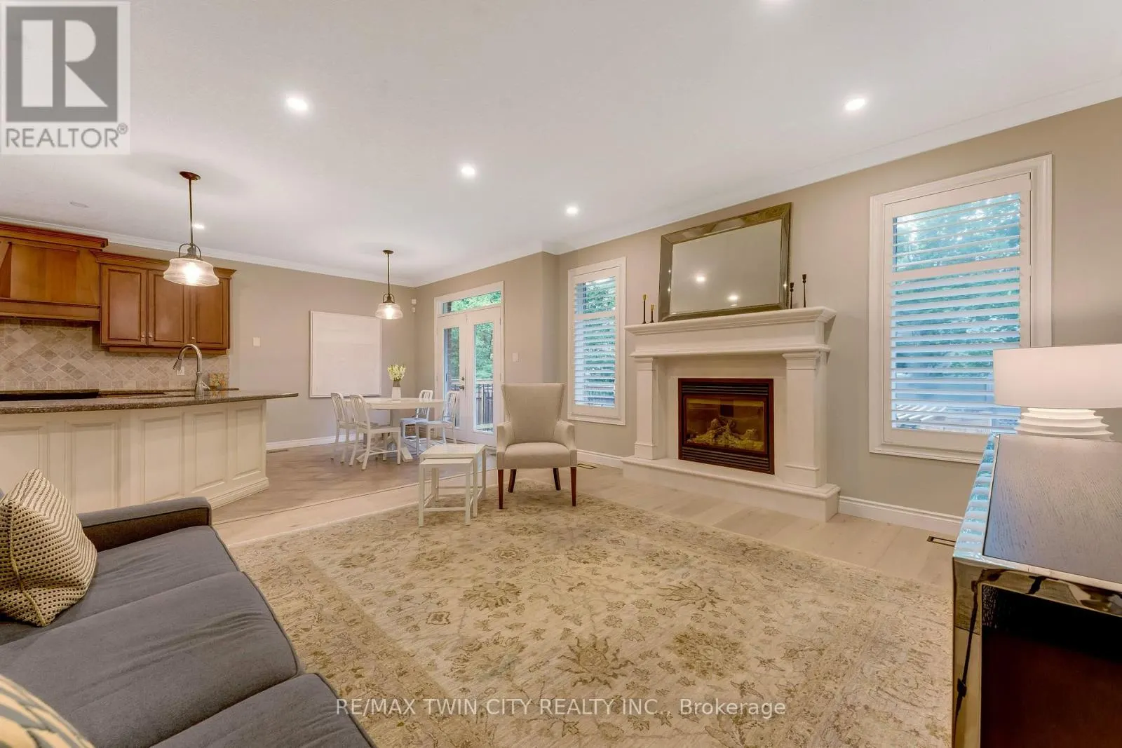 213 EDGEWATER CRESCENT