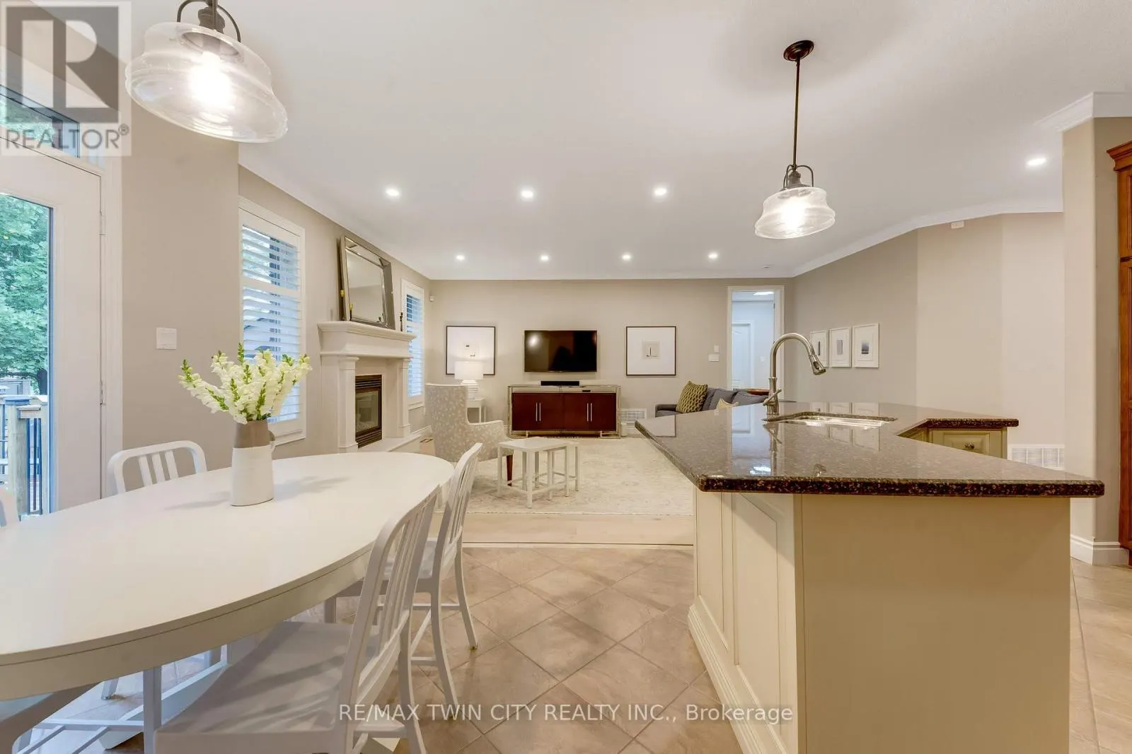 213 EDGEWATER CRESCENT