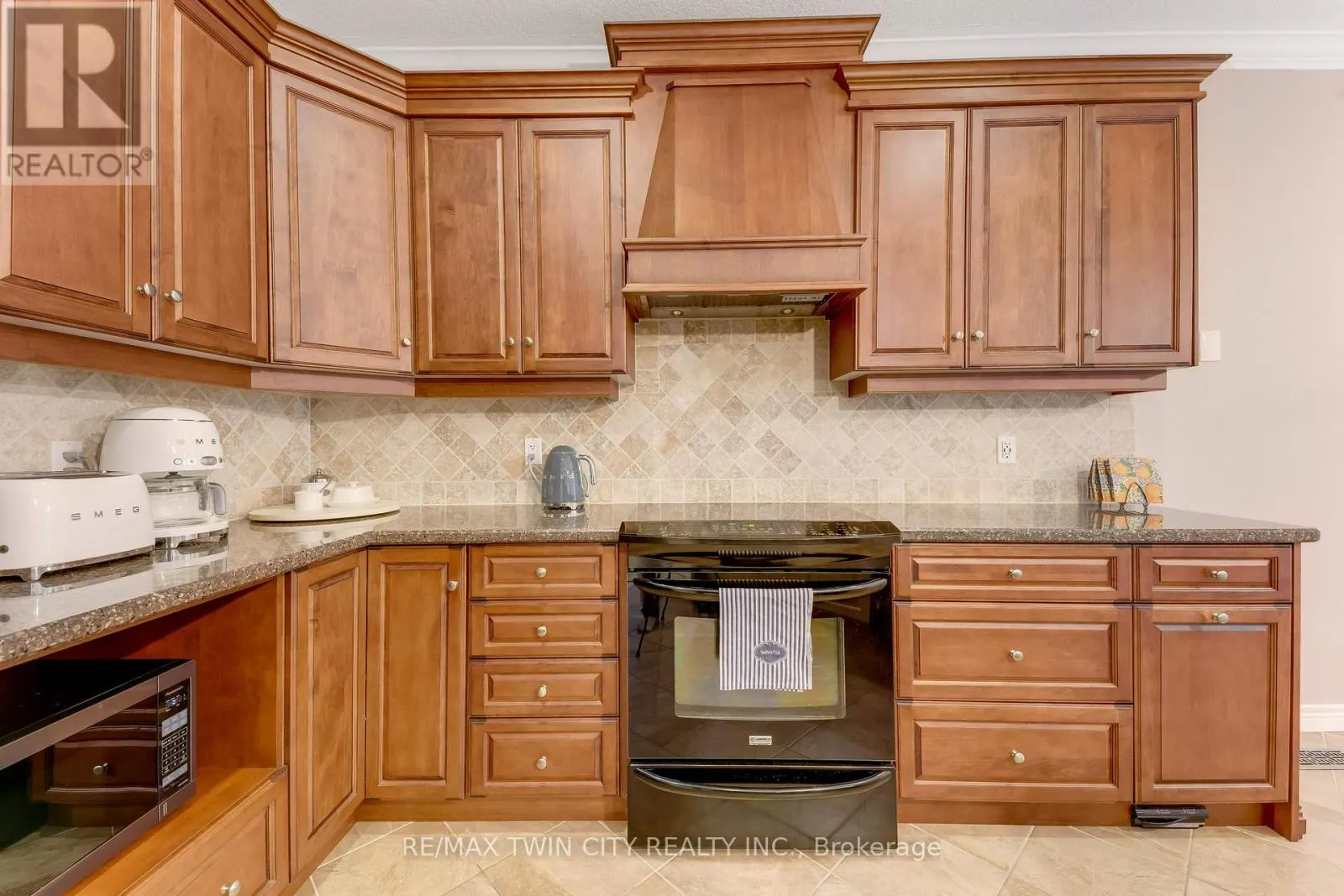 213 EDGEWATER CRESCENT