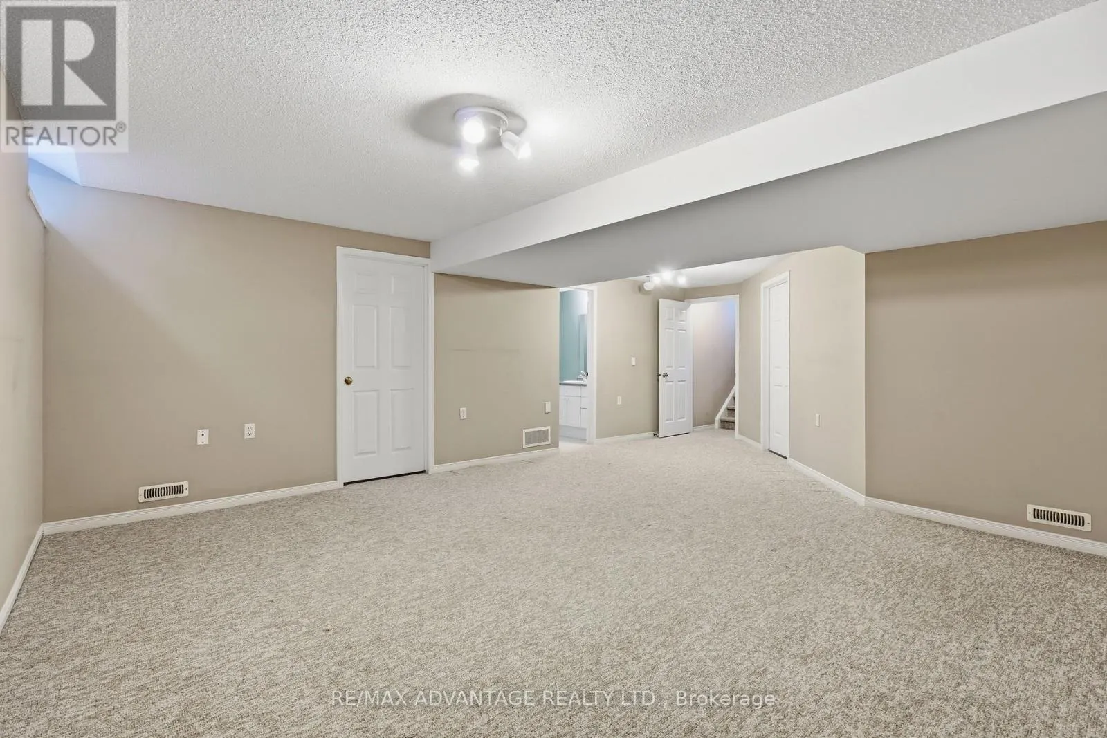 18 - 122 SHERWOOD FOREST SQUARE #18
