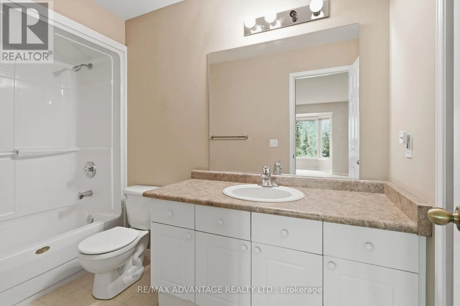 18 - 122 SHERWOOD FOREST SQUARE #18