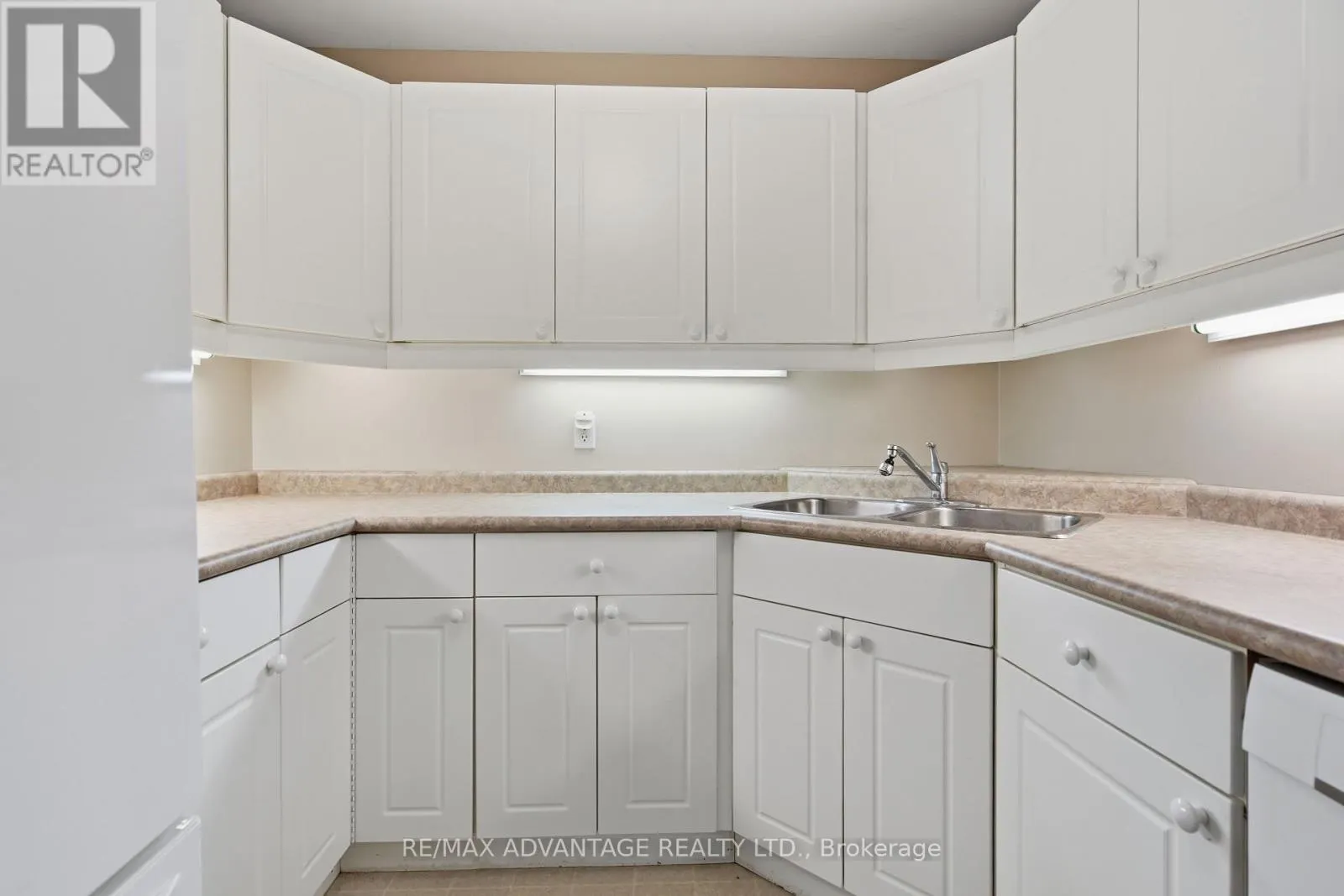18 - 122 SHERWOOD FOREST SQUARE #18