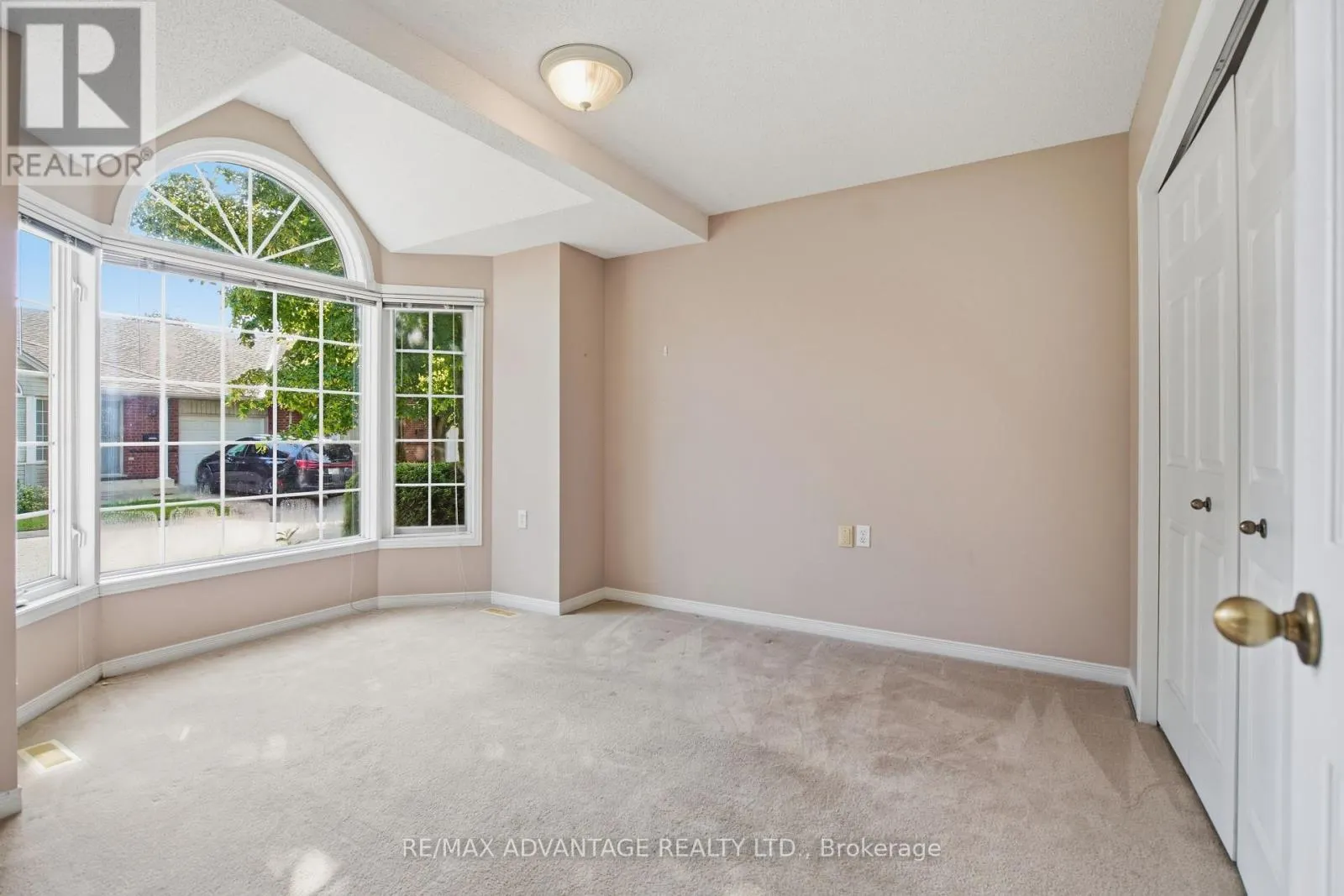 18 - 122 SHERWOOD FOREST SQUARE #18