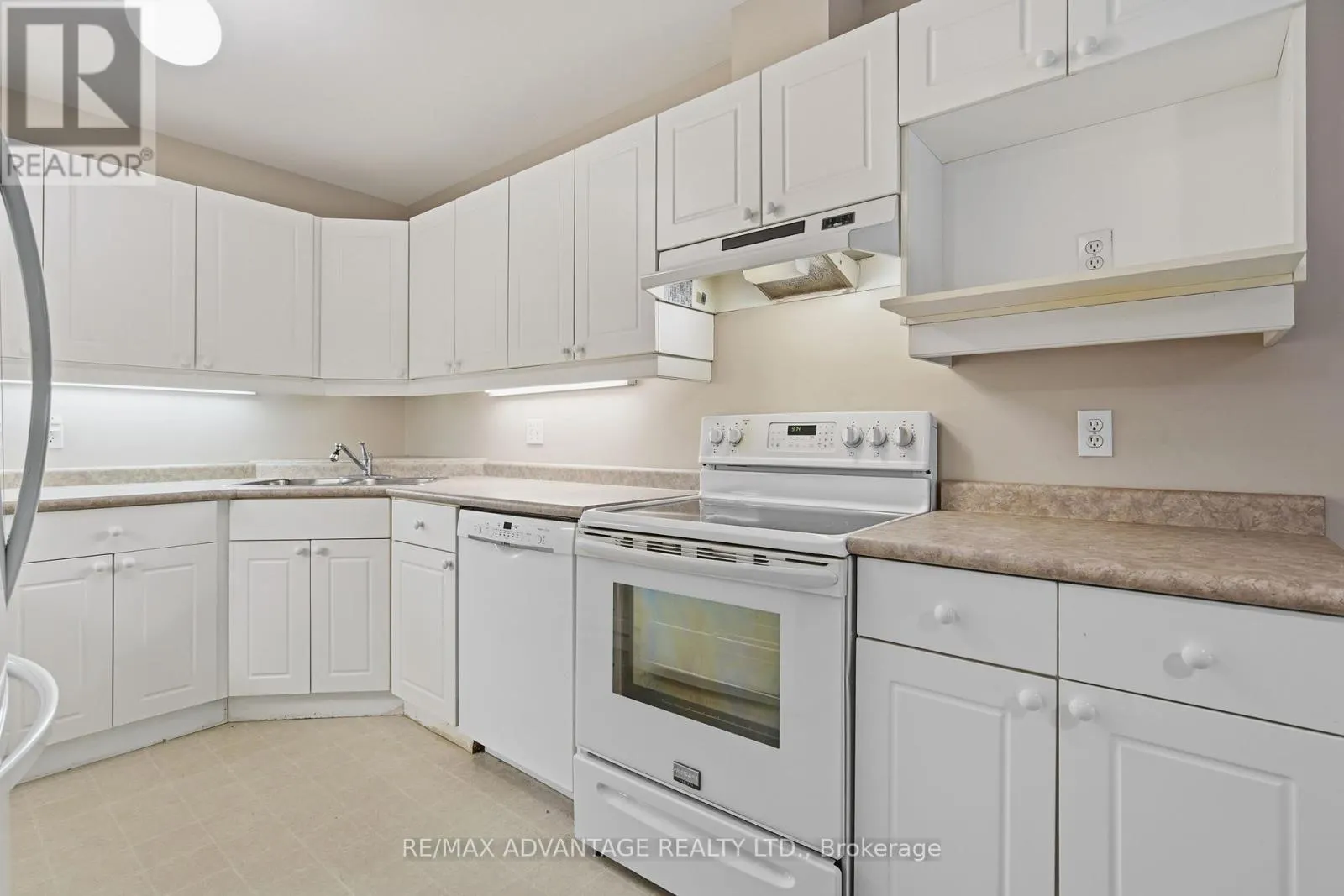 18 - 122 SHERWOOD FOREST SQUARE #18
