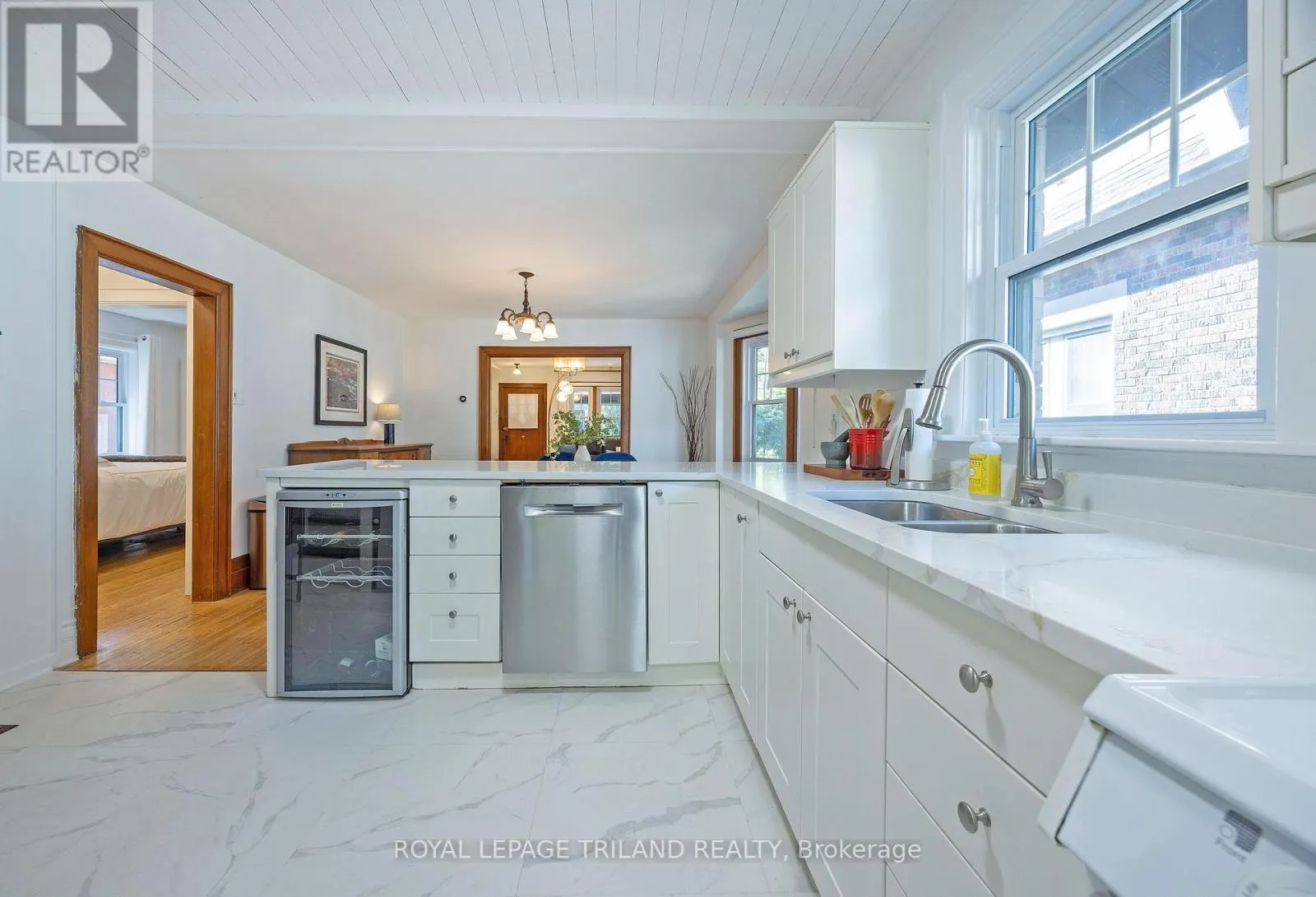8 MCKENZIE AVENUE
