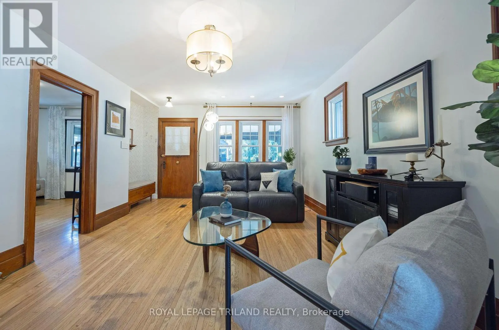 8 MCKENZIE AVENUE