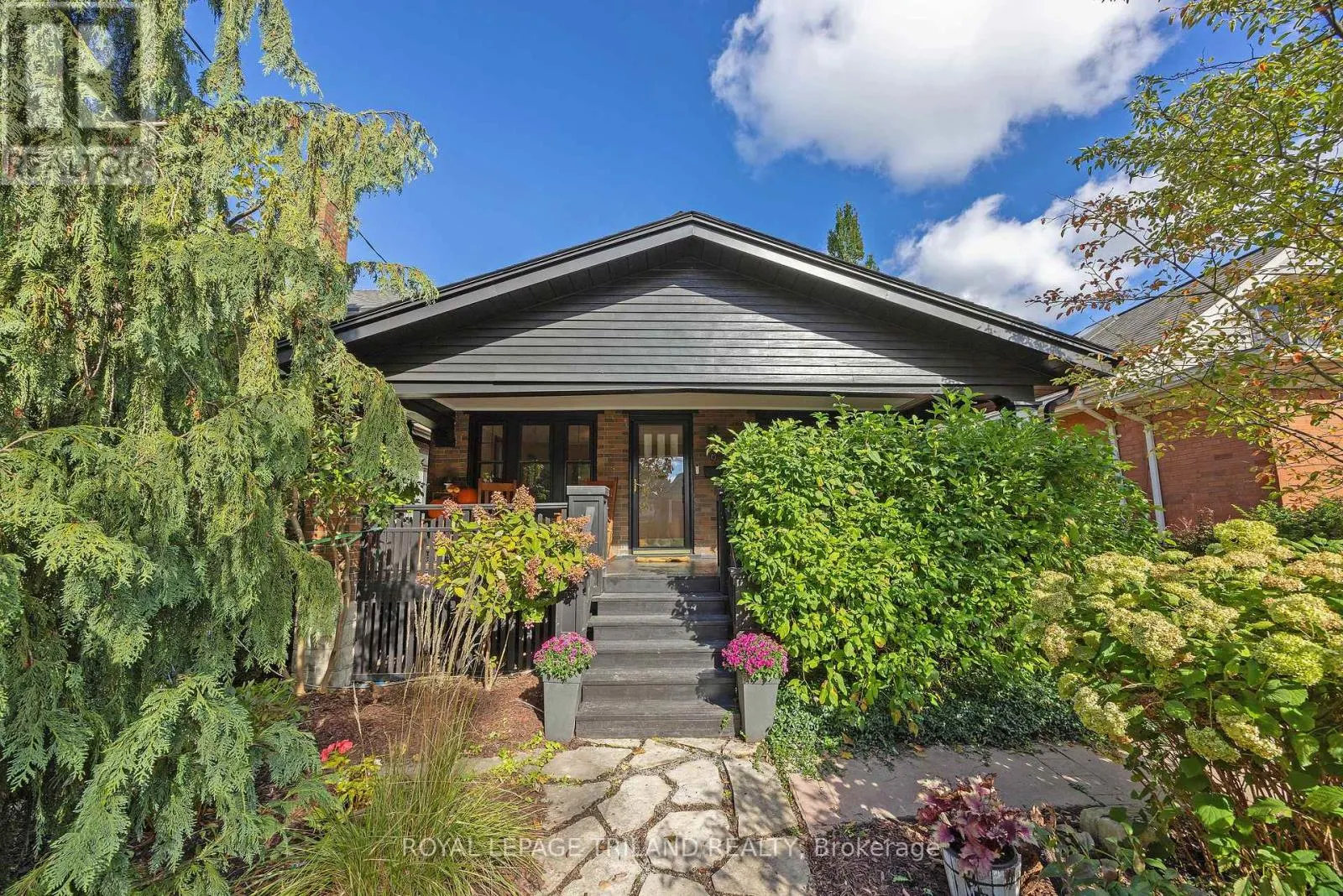 8 MCKENZIE AVENUE