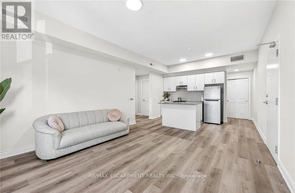 303 - 261 KING STREET E