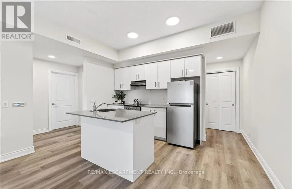 303 - 261 KING STREET E