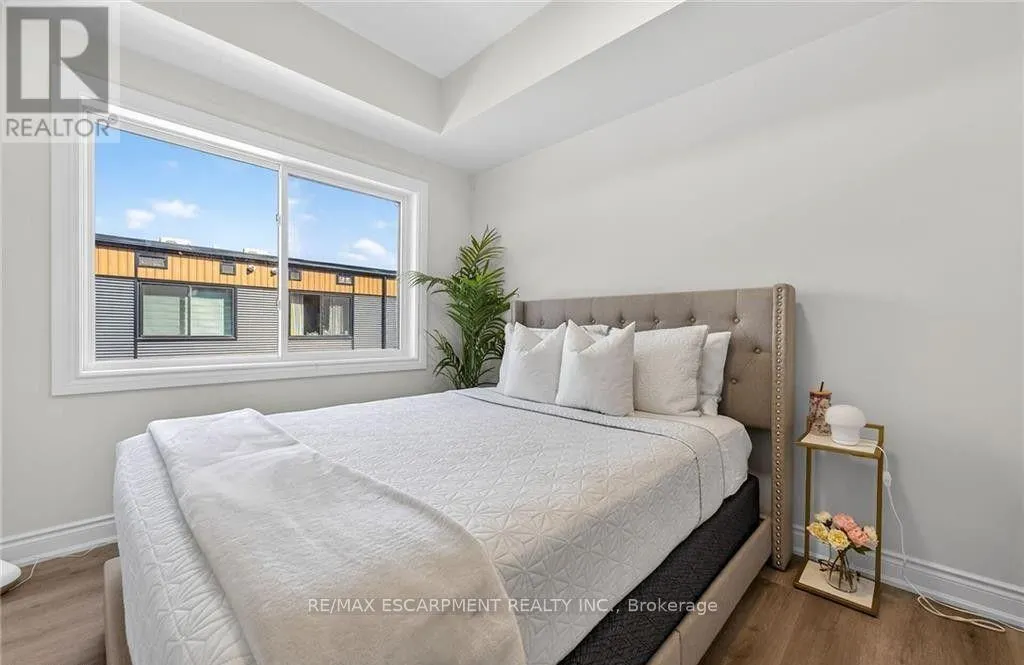 303 - 261 KING STREET E