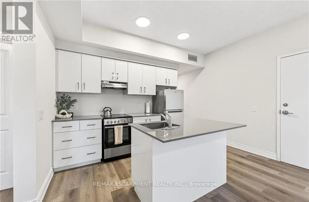 303 - 261 KING STREET E