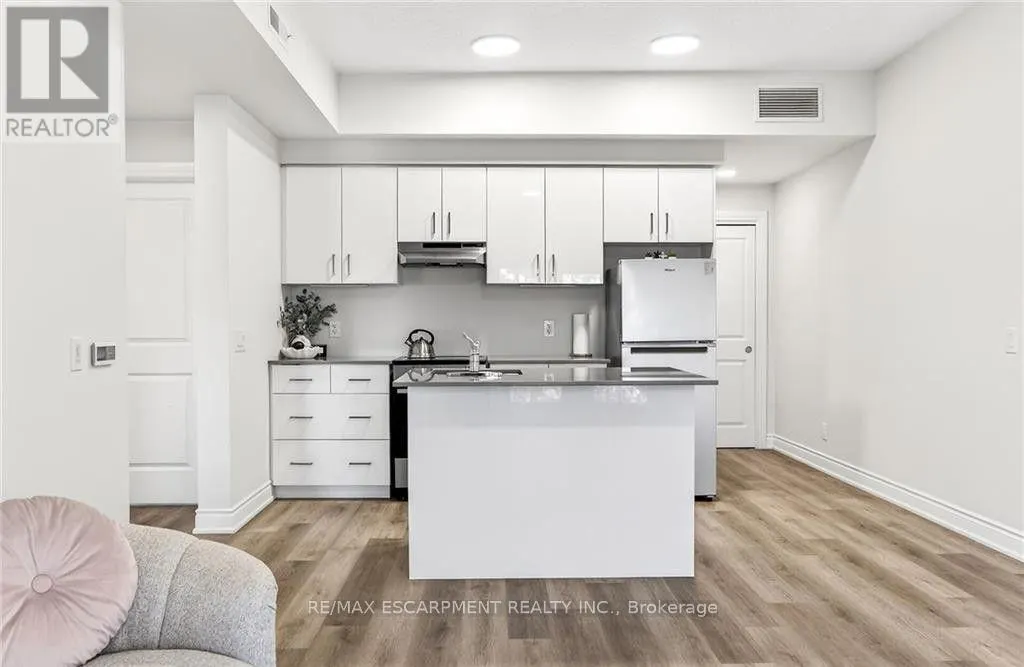 303 - 261 KING STREET E