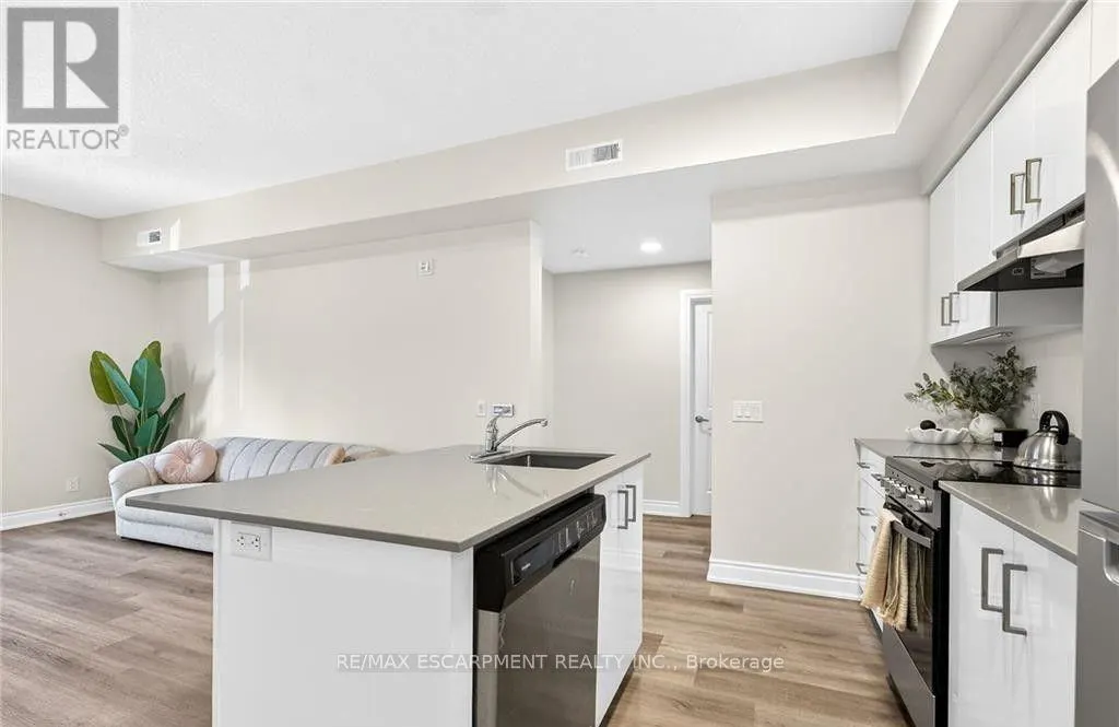 303 - 261 KING STREET E