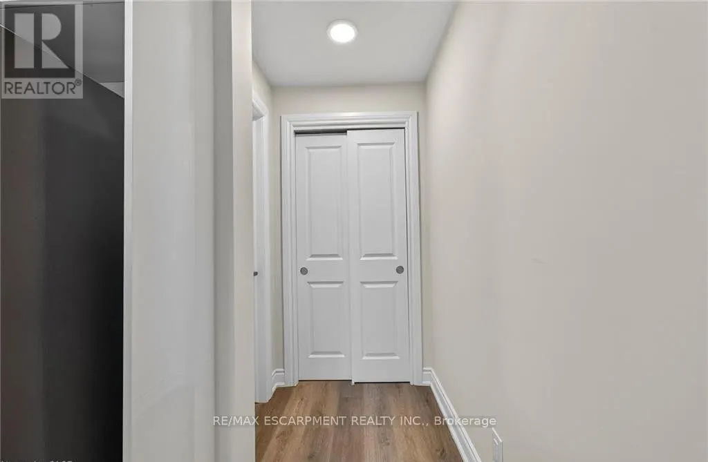 303 - 261 KING STREET E