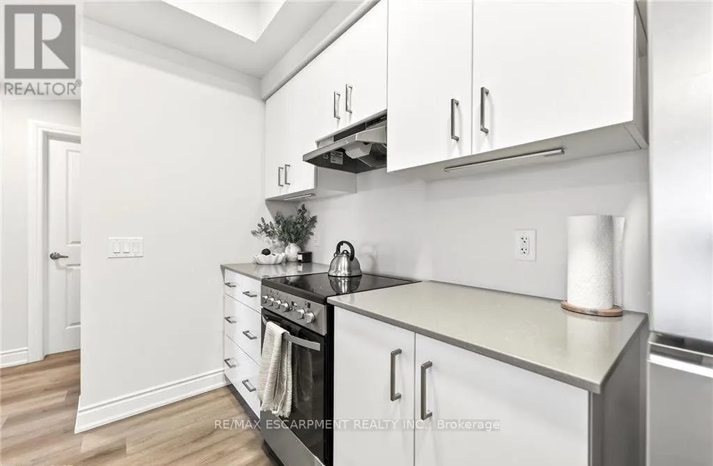 303 - 261 KING STREET E