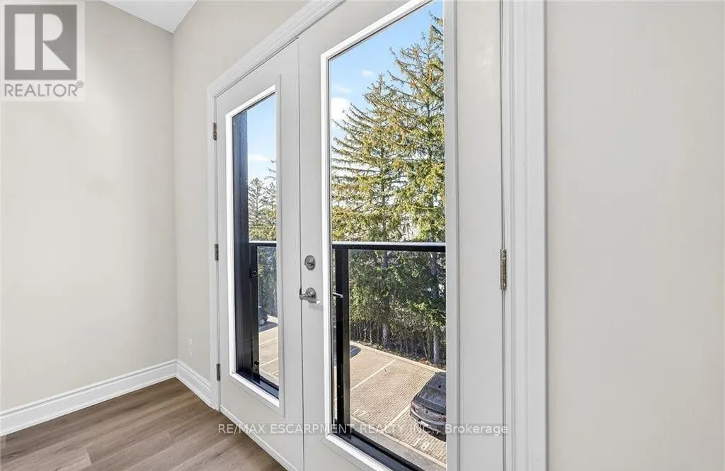 303 - 261 KING STREET E