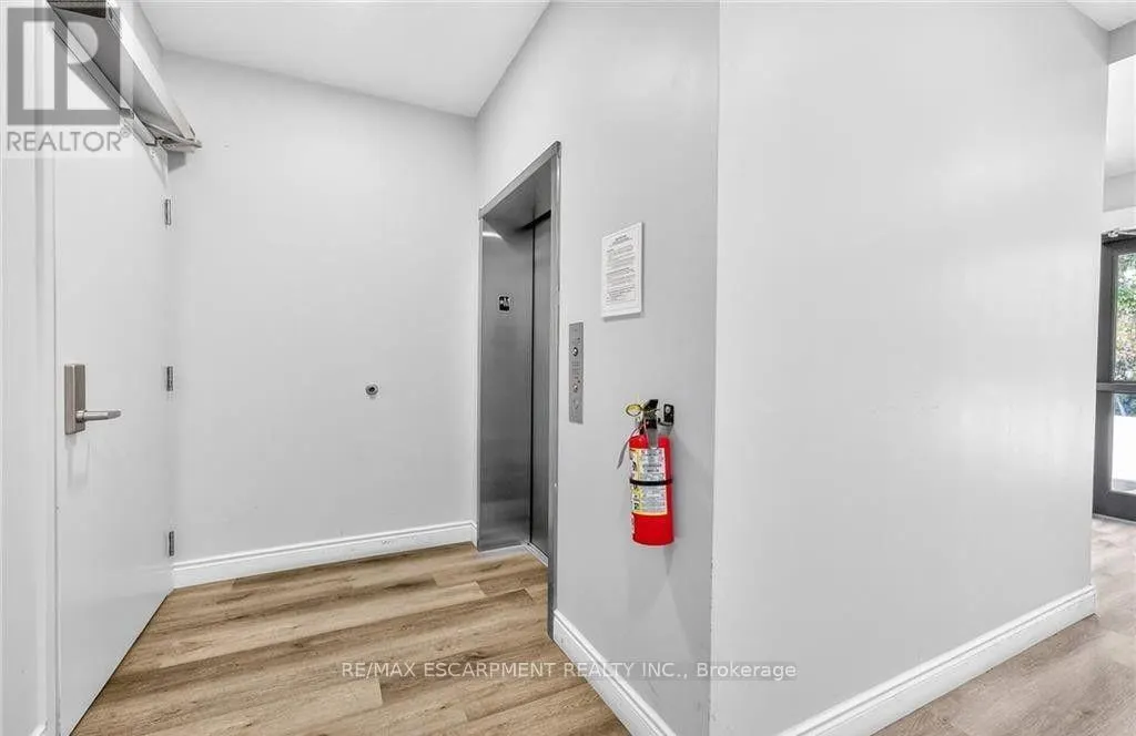 303 - 261 KING STREET E