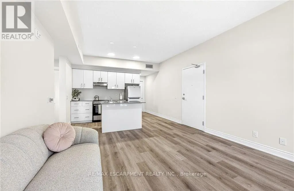303 - 261 KING STREET E