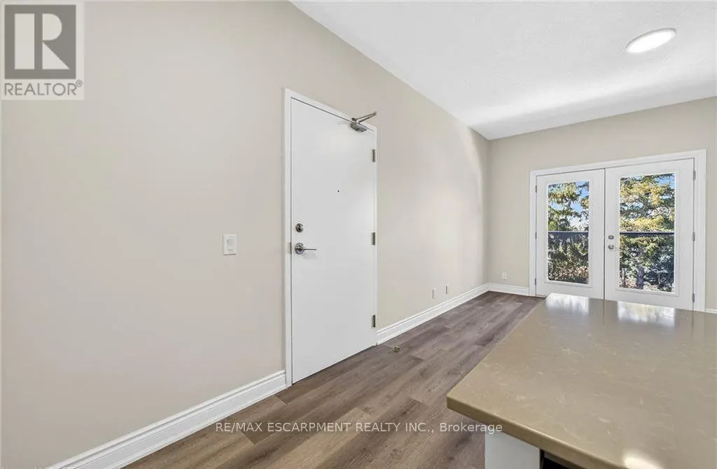 303 - 261 KING STREET E