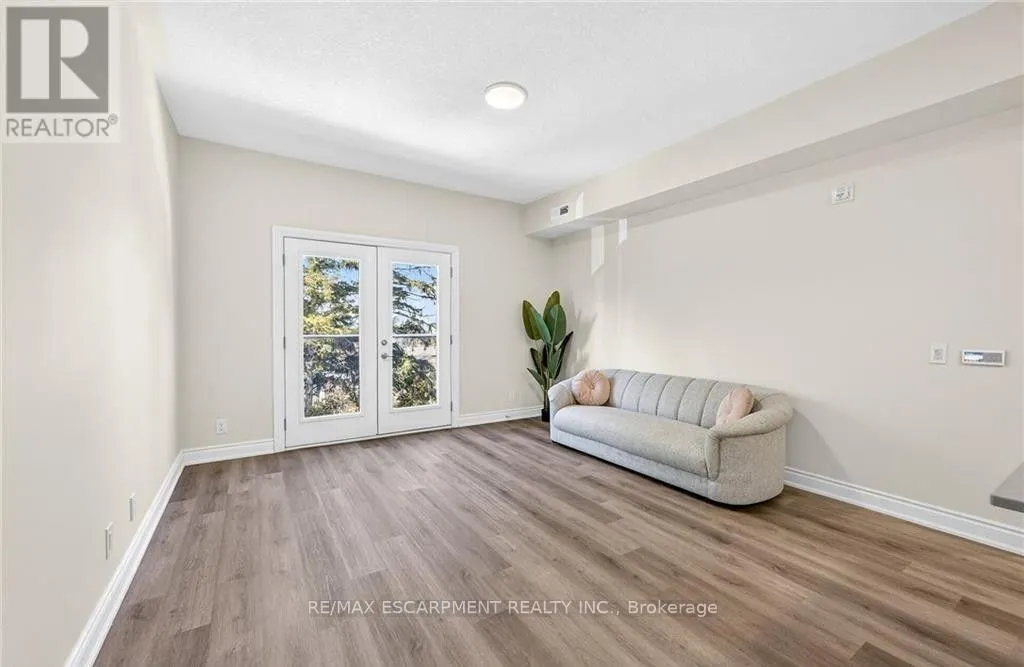 303 - 261 KING STREET E