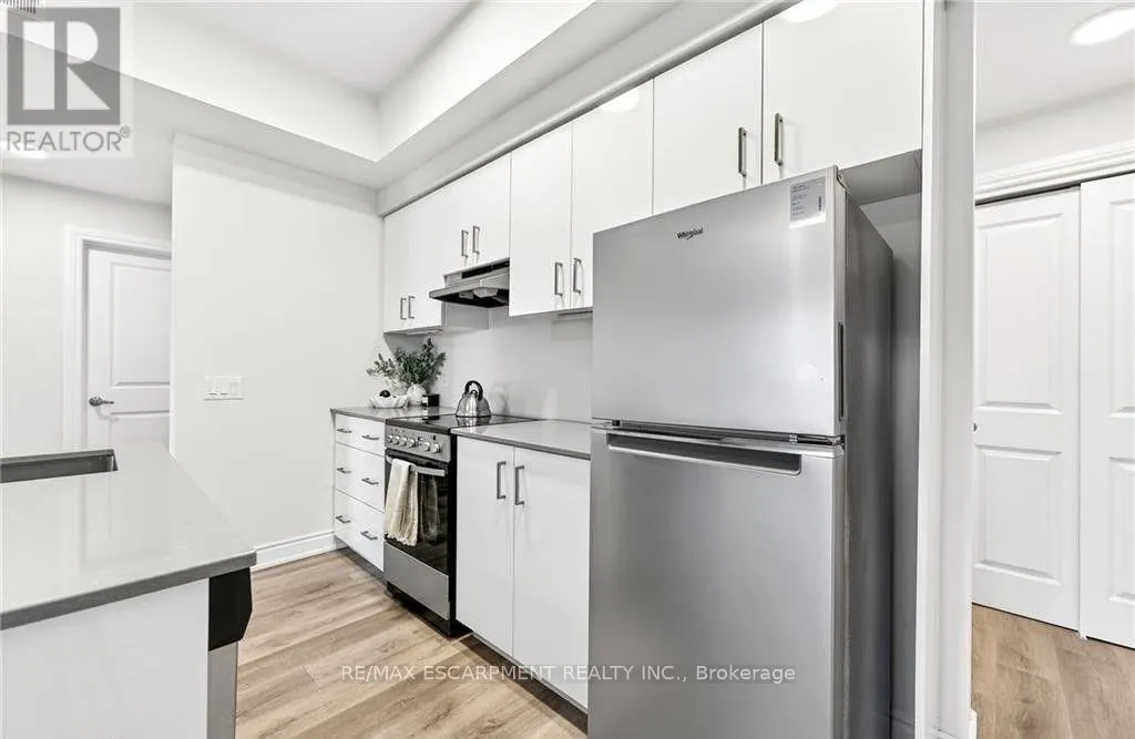 303 - 261 KING STREET E