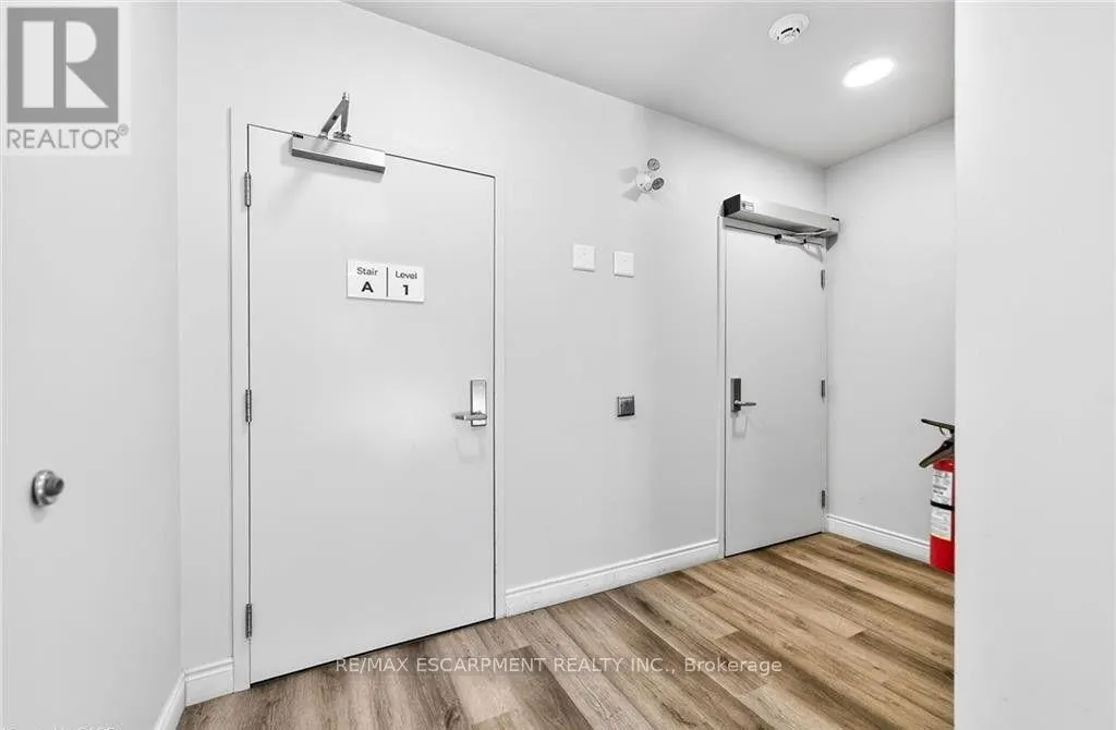 303 - 261 KING STREET E