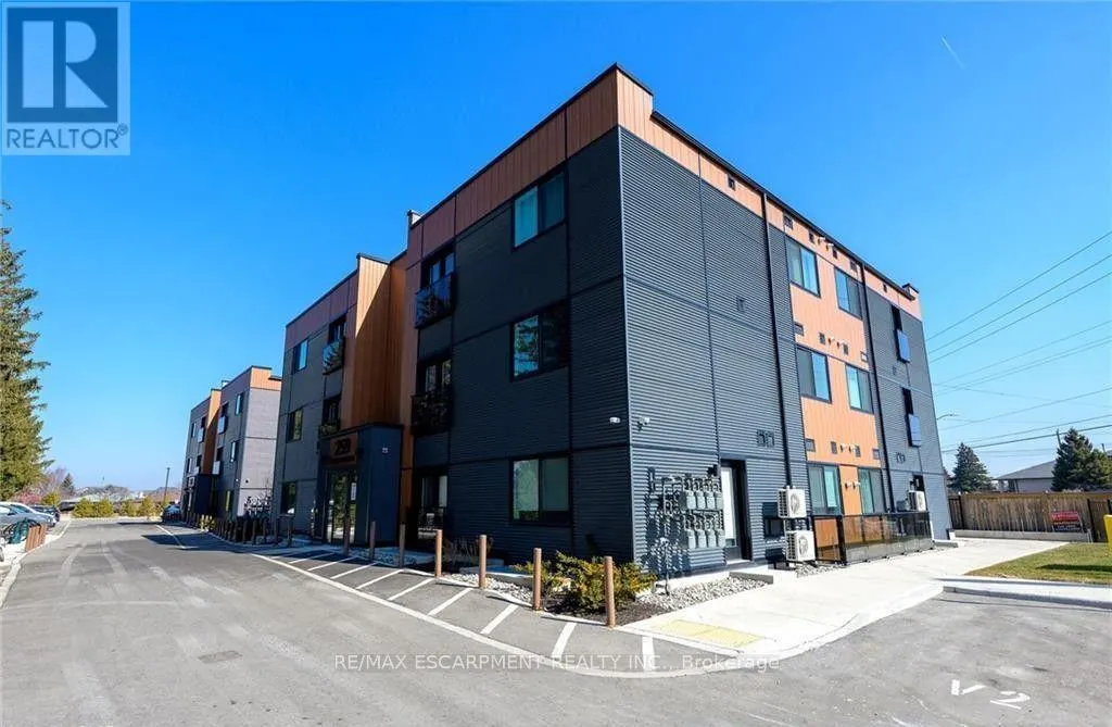 303 - 261 KING STREET E
