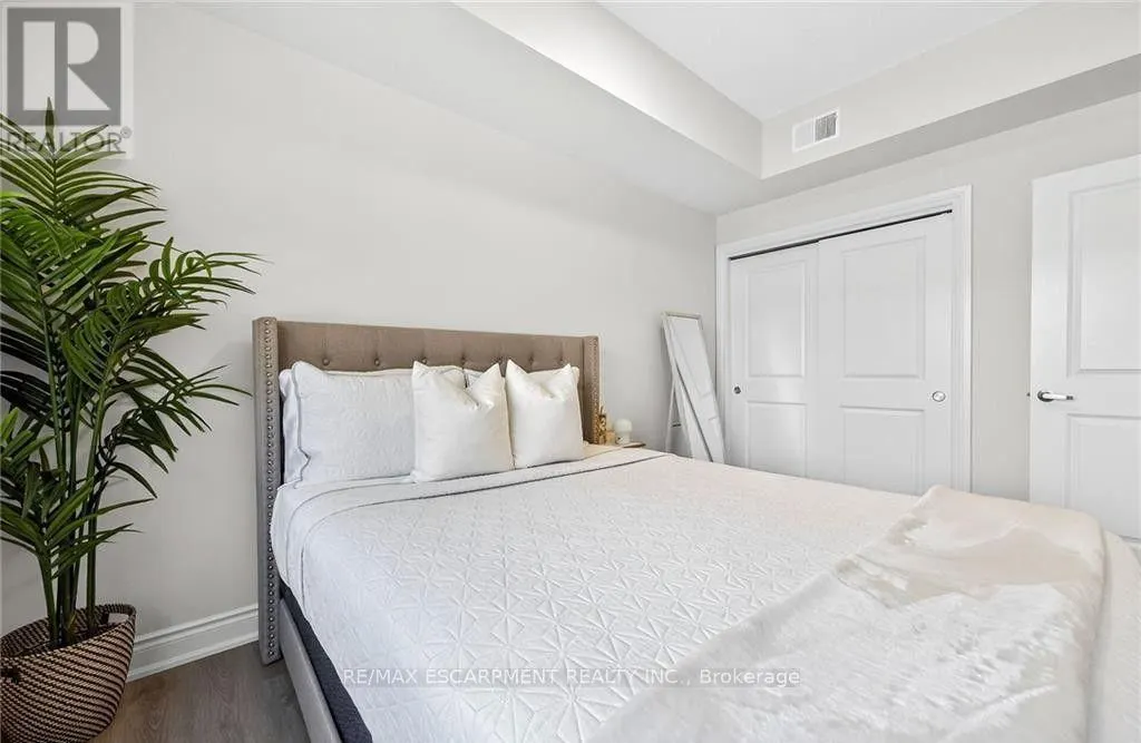 303 - 261 KING STREET E