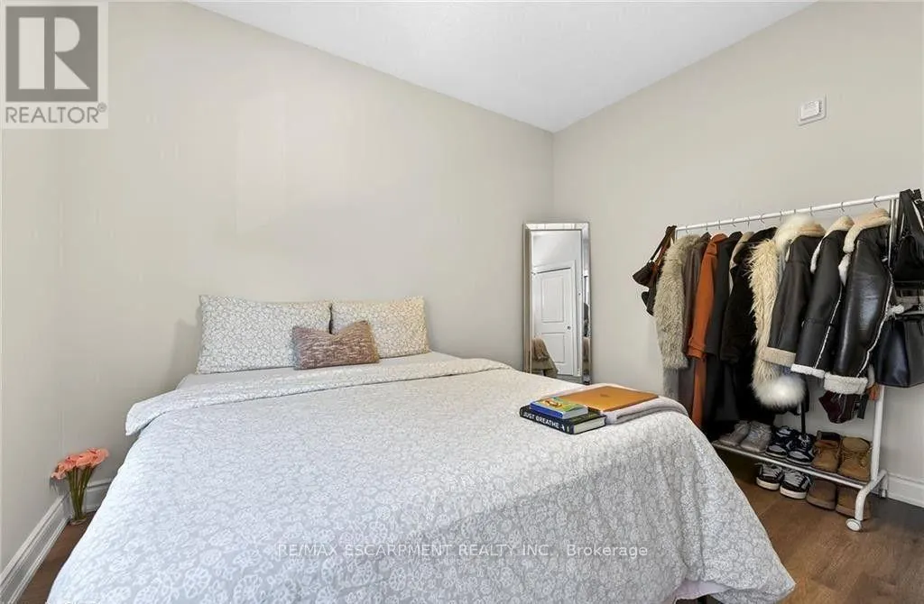 303 - 261 KING STREET E