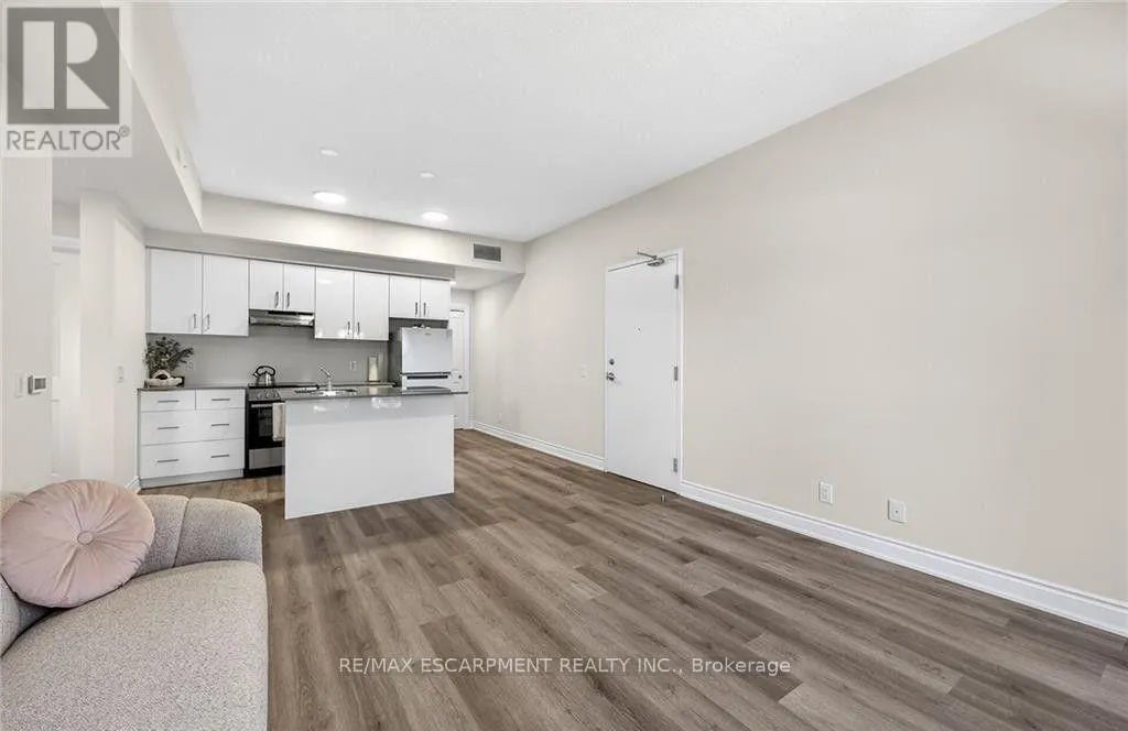 303 - 261 KING STREET E