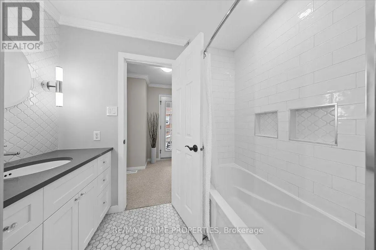 993 LINARIA WALK
