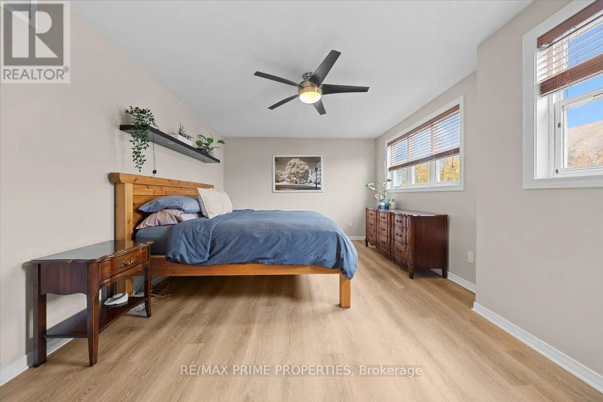 993 LINARIA WALK