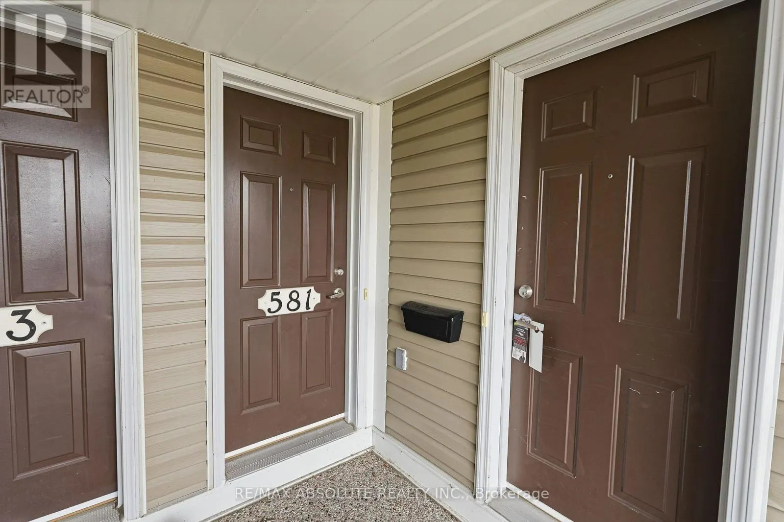 581 LAKERIDGE DRIVE