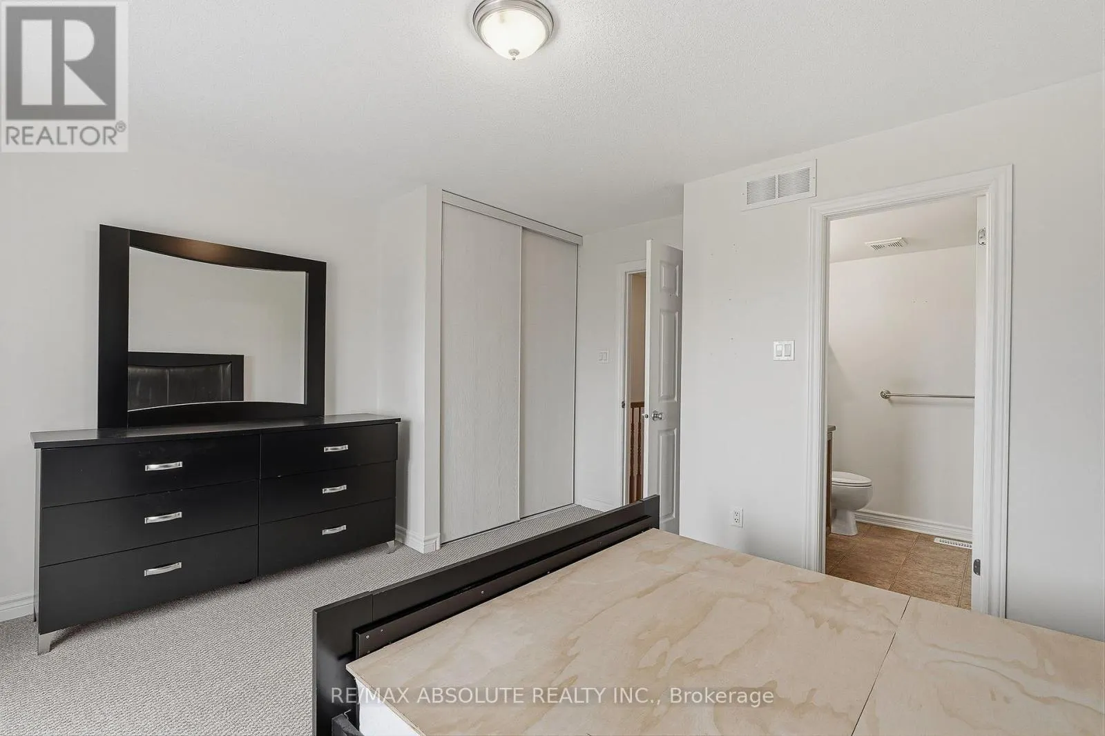 581 LAKERIDGE DRIVE