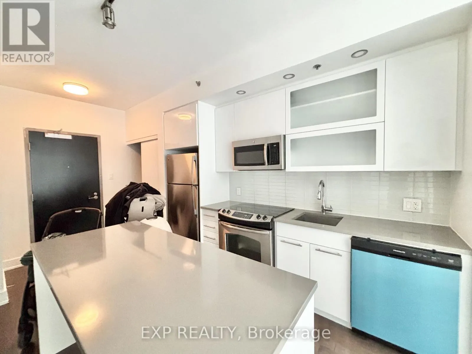 208 - 98 RICHMOND ROAD