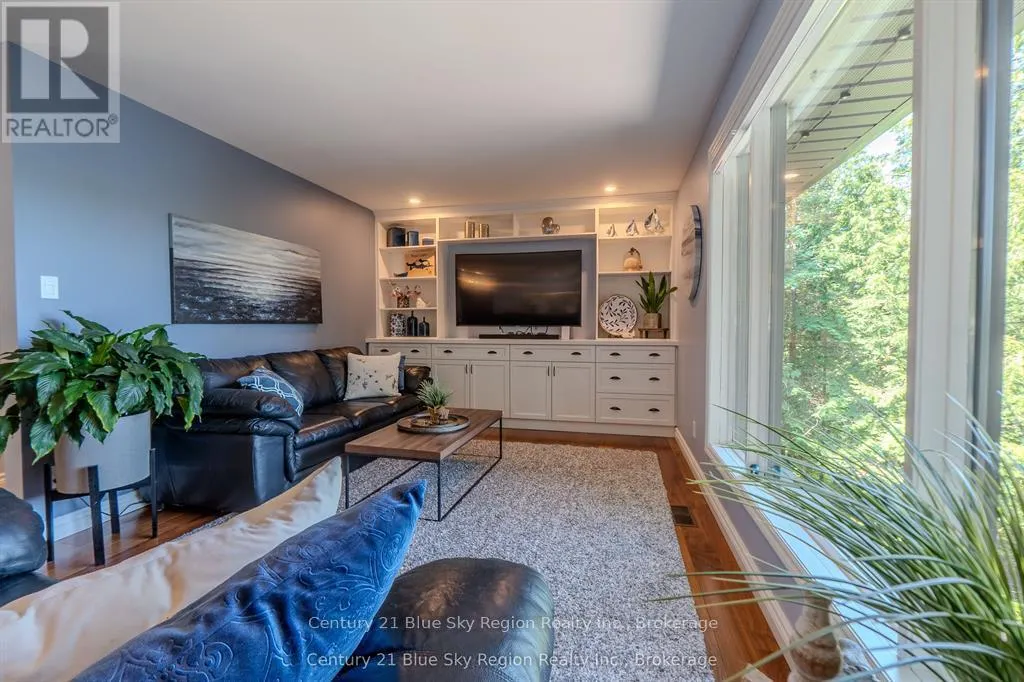 731 MACPHERSON DRIVE