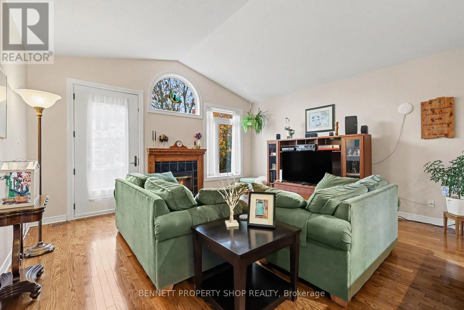 2 THUNDERBIRD CRESCENT