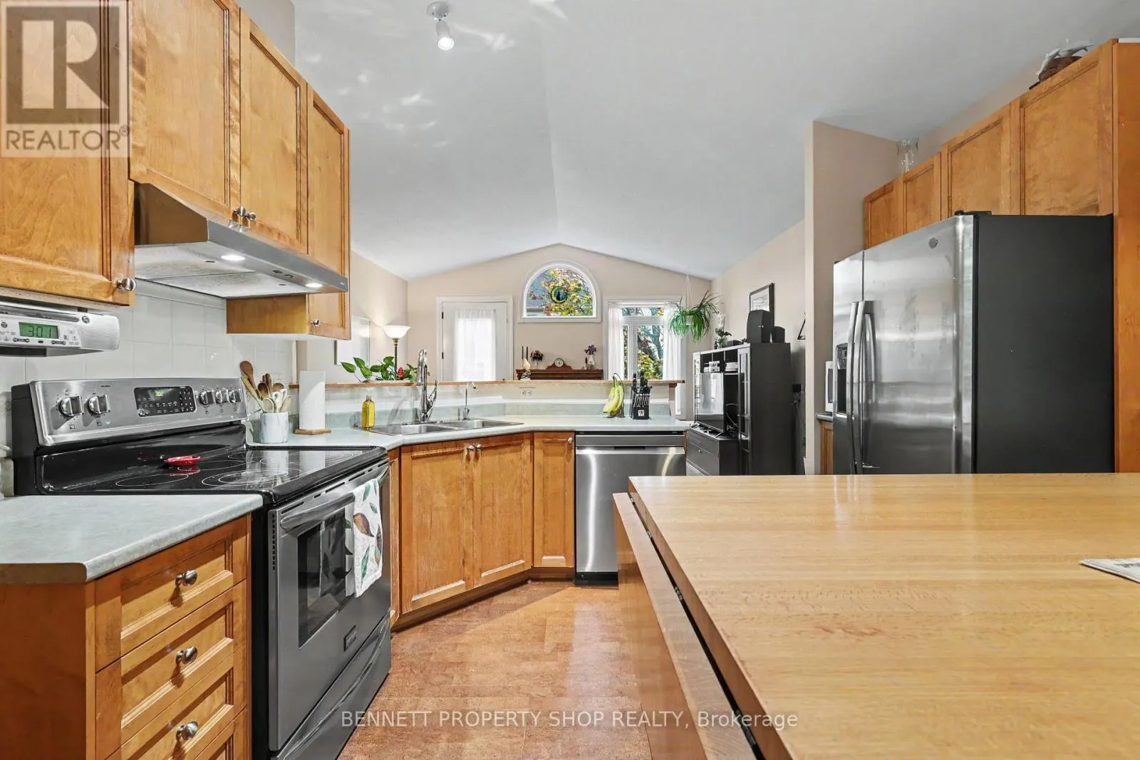 2 THUNDERBIRD CRESCENT