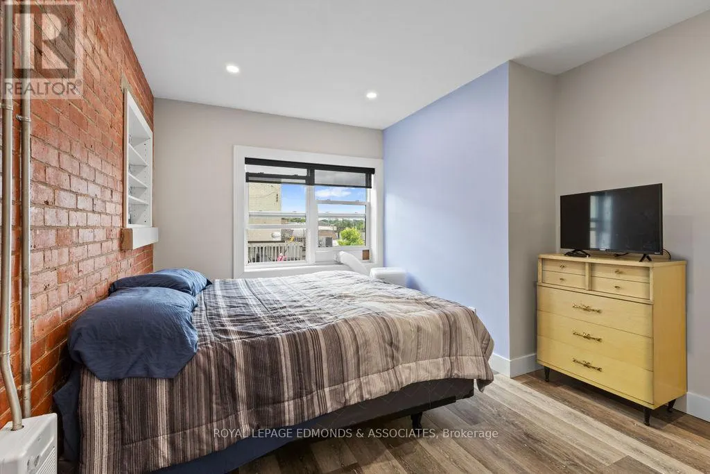 201 PEMBROKE STREET W