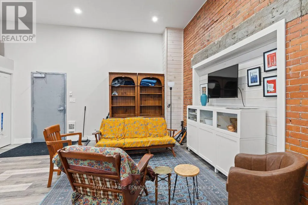 201 PEMBROKE STREET W