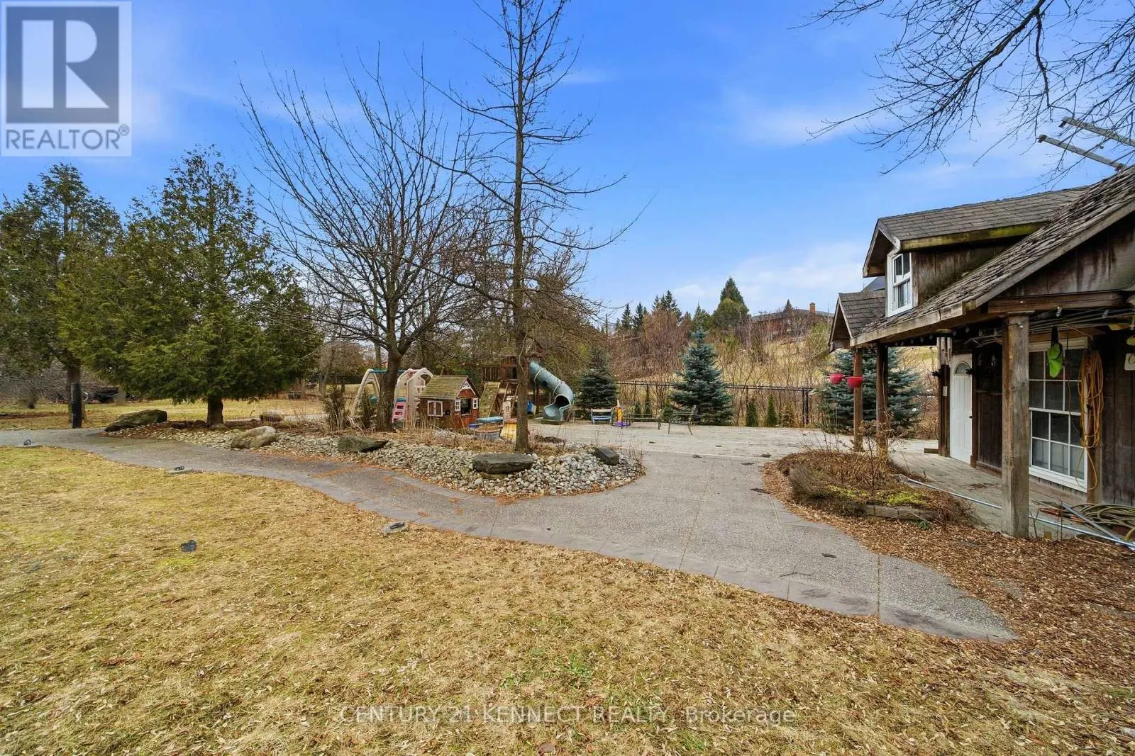 6 LAING COURT