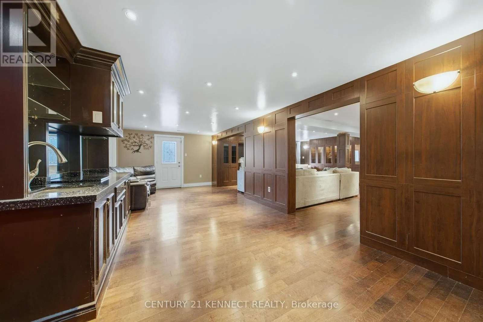 6 LAING COURT