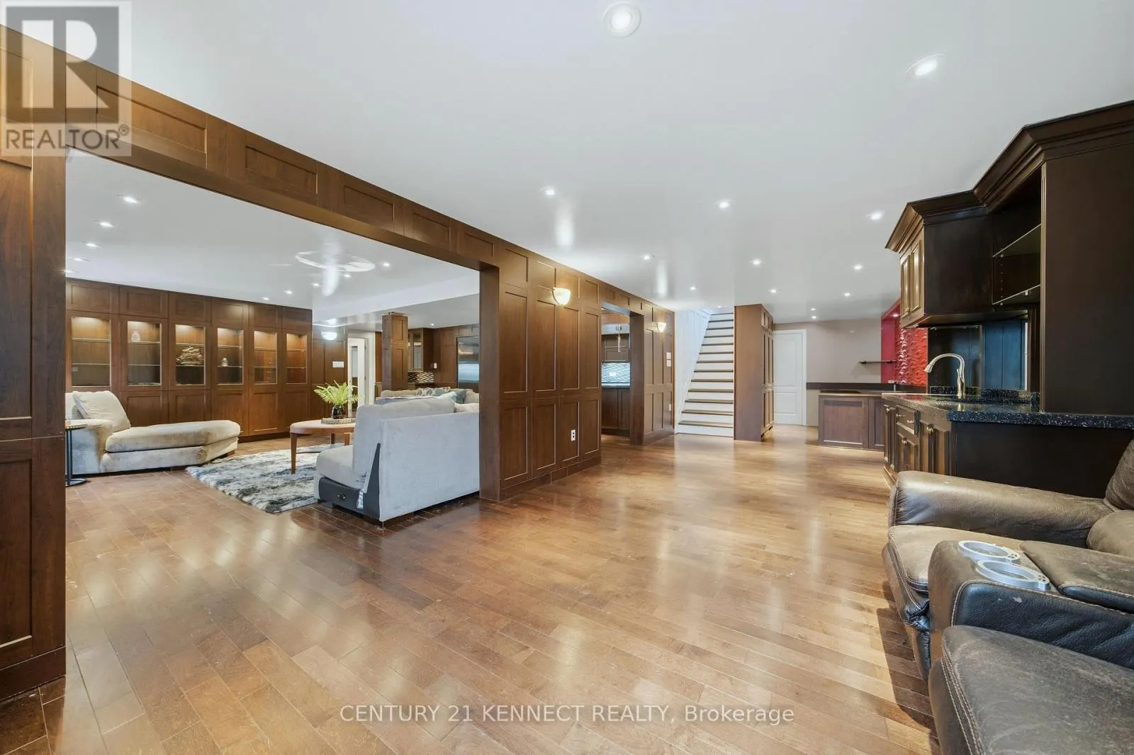 6 LAING COURT