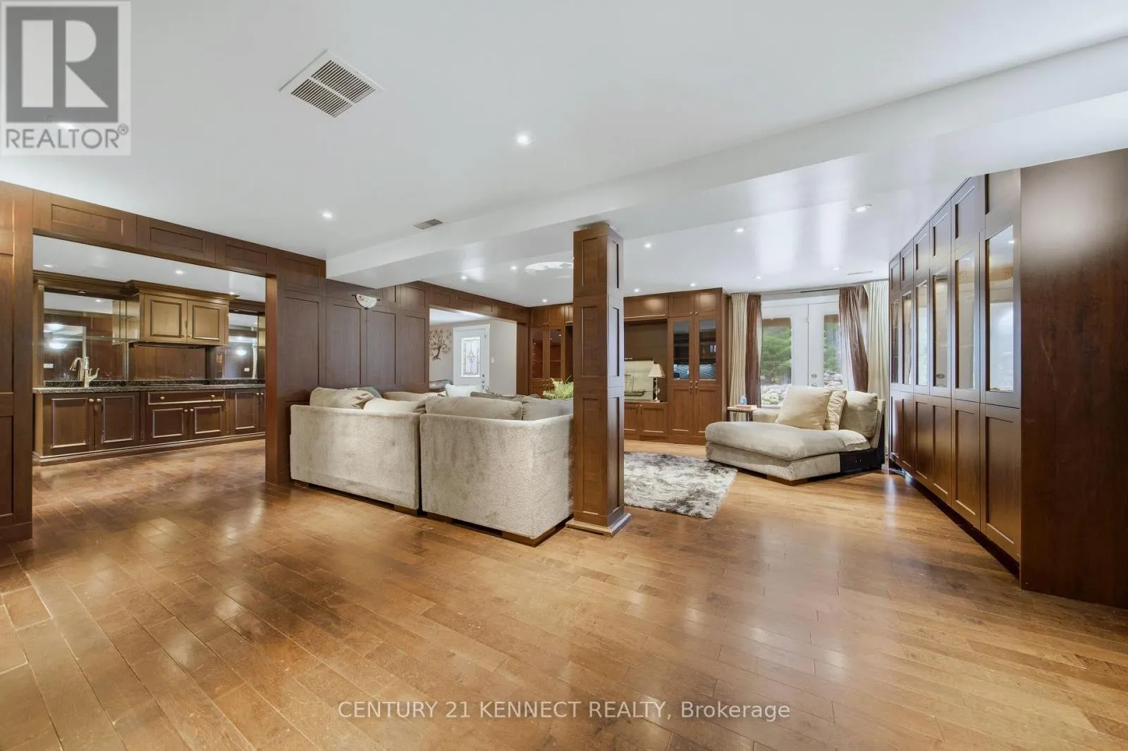 6 LAING COURT