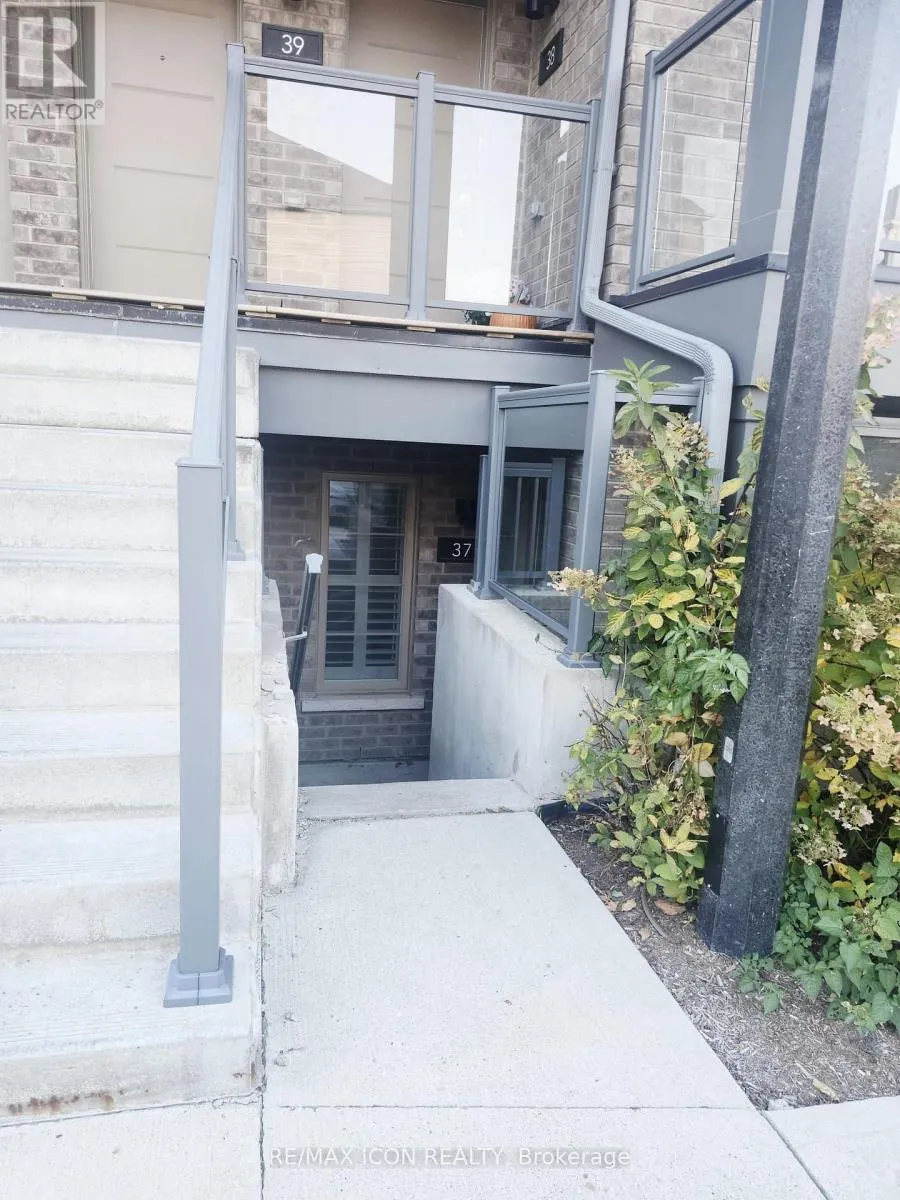 37 - 205 WEST OAK PLACE