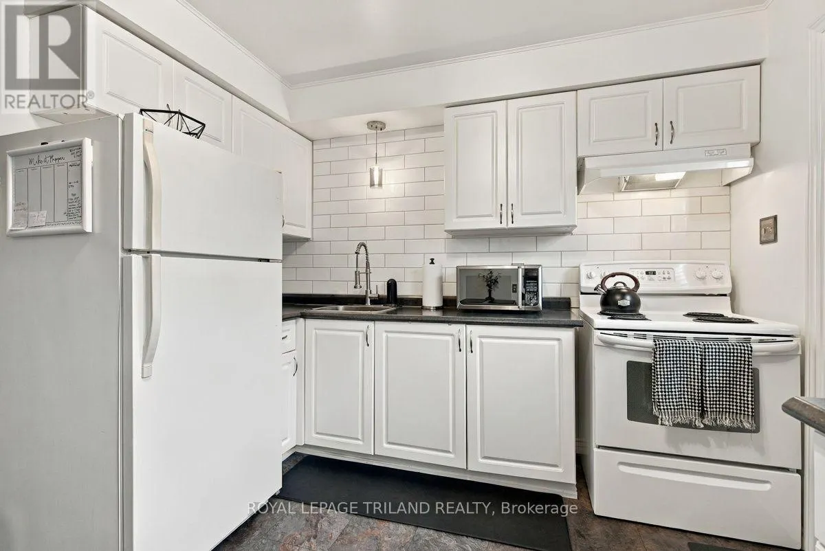 A - 111 WELLESLEY CRES CRESCENT #A