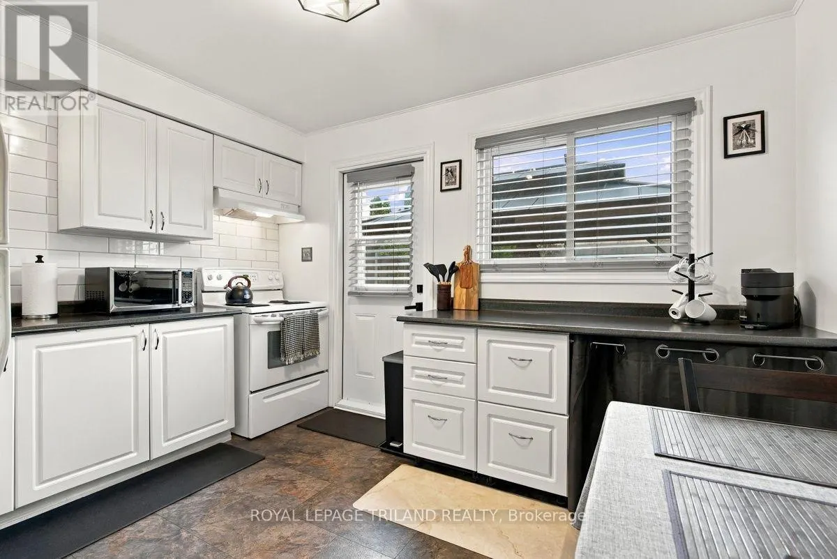 A - 111 WELLESLEY CRES CRESCENT #A