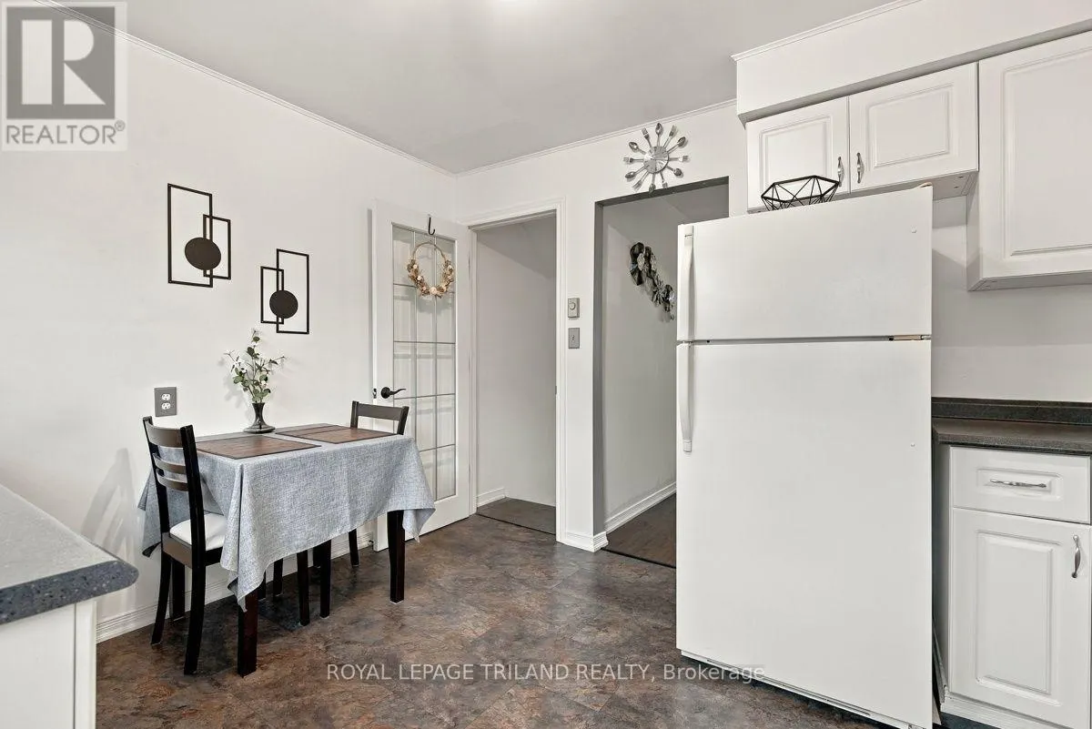 A - 111 WELLESLEY CRES CRESCENT #A