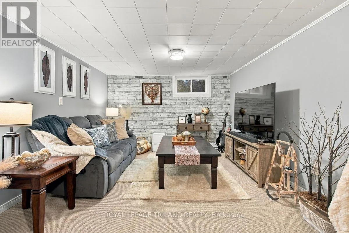 A - 111 WELLESLEY CRES CRESCENT #A
